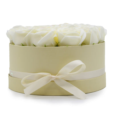 Seifenblumen Geschenkstrauß mit 14 Cremefarbene Rosen in Runde Box