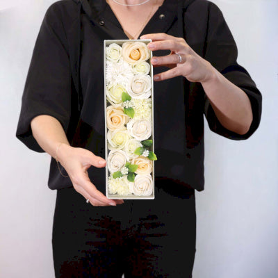 Lange Seifenblumen Geschenkbox Hochzeitsglück Weiß und Elfenbein