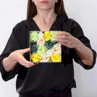 Quadratische Seifenblumen Geschenkbox Frühlingsfreude Gelb und Grün