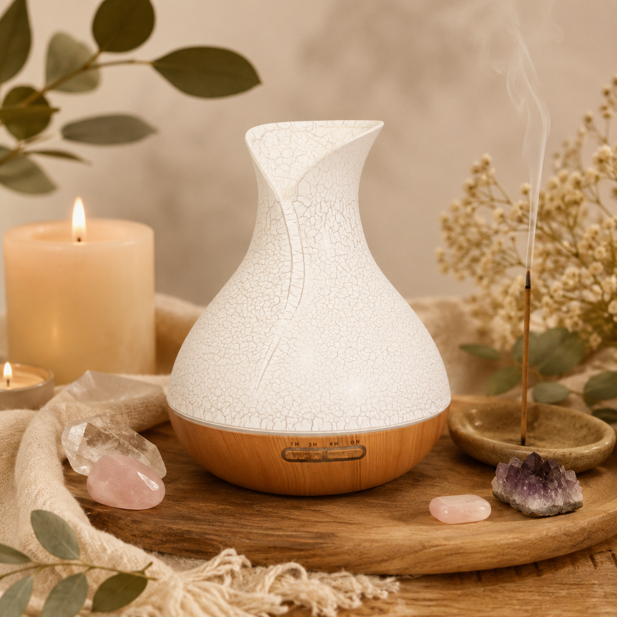 Moderner LED Aroma Diffusor mit elektrischer Duftlampe für ätherische Öle und Aromatherapie im natürlichen Wohnstil