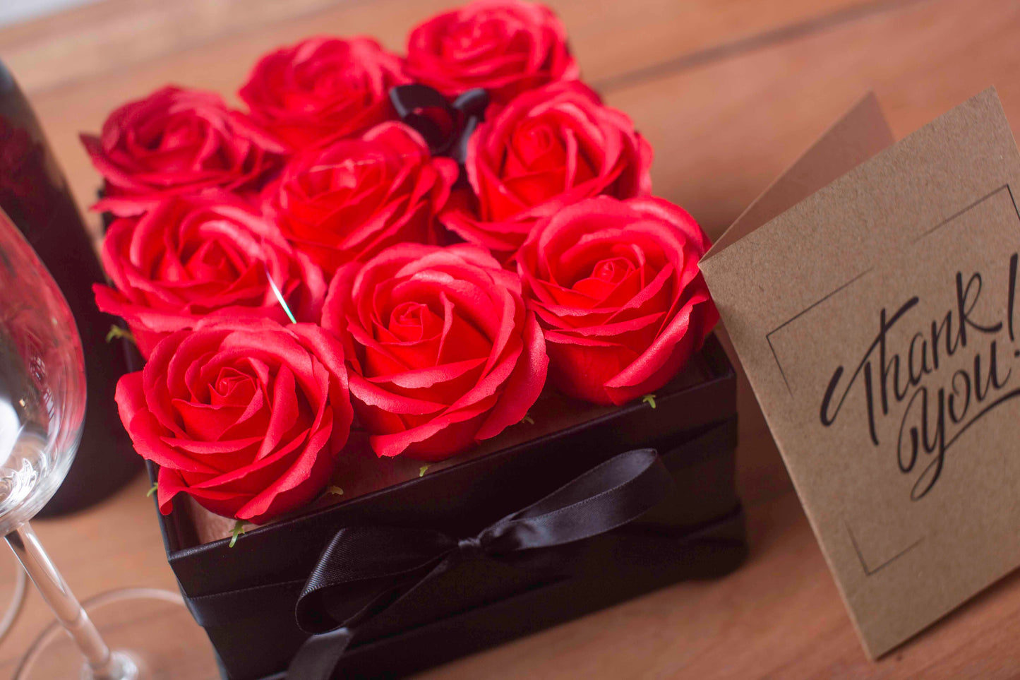 Seifenblumen Geschenkstrauß mit 9 Rote Rosen in Quadratische Box