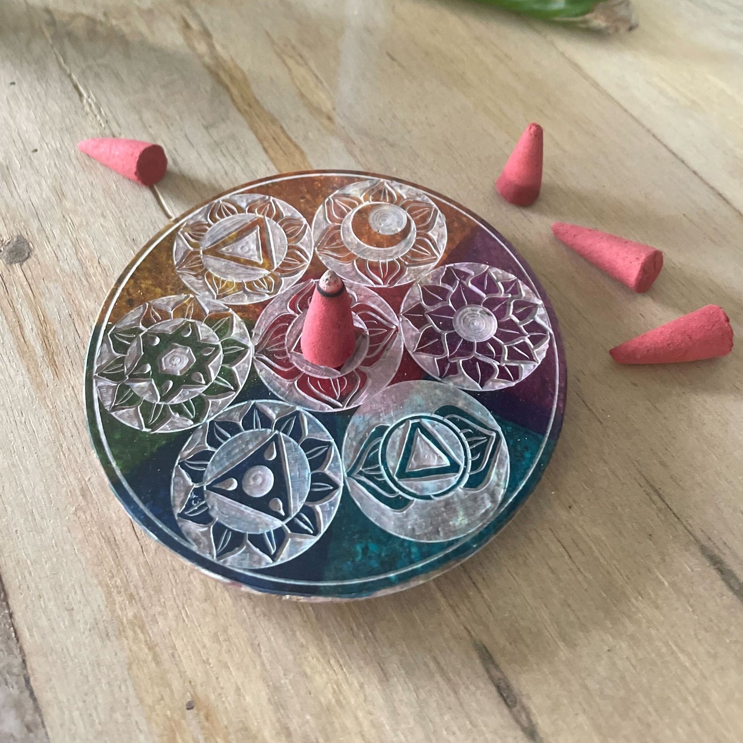 Runde Räucherhalterplatte aus Speckstein 10cm Sieben Chakra