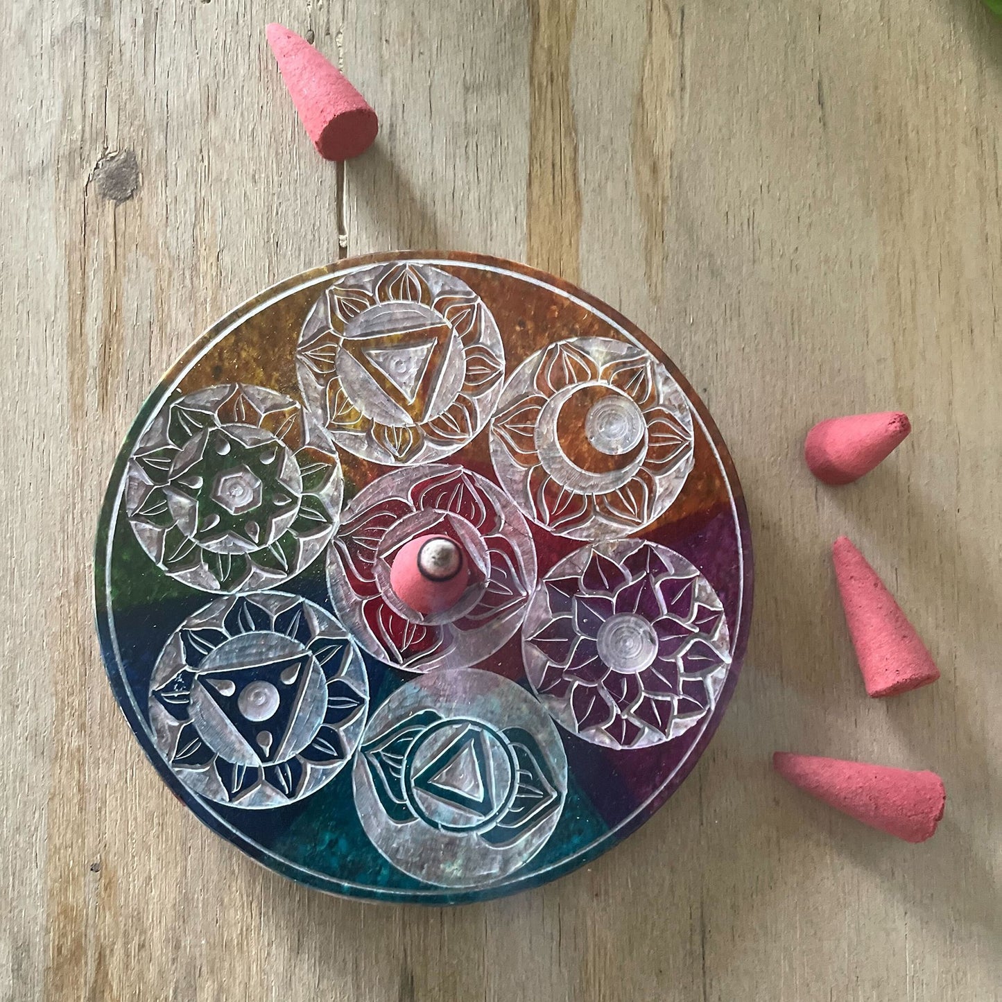 Runde Räucherhalterplatte aus Speckstein 10cm Sieben Chakra