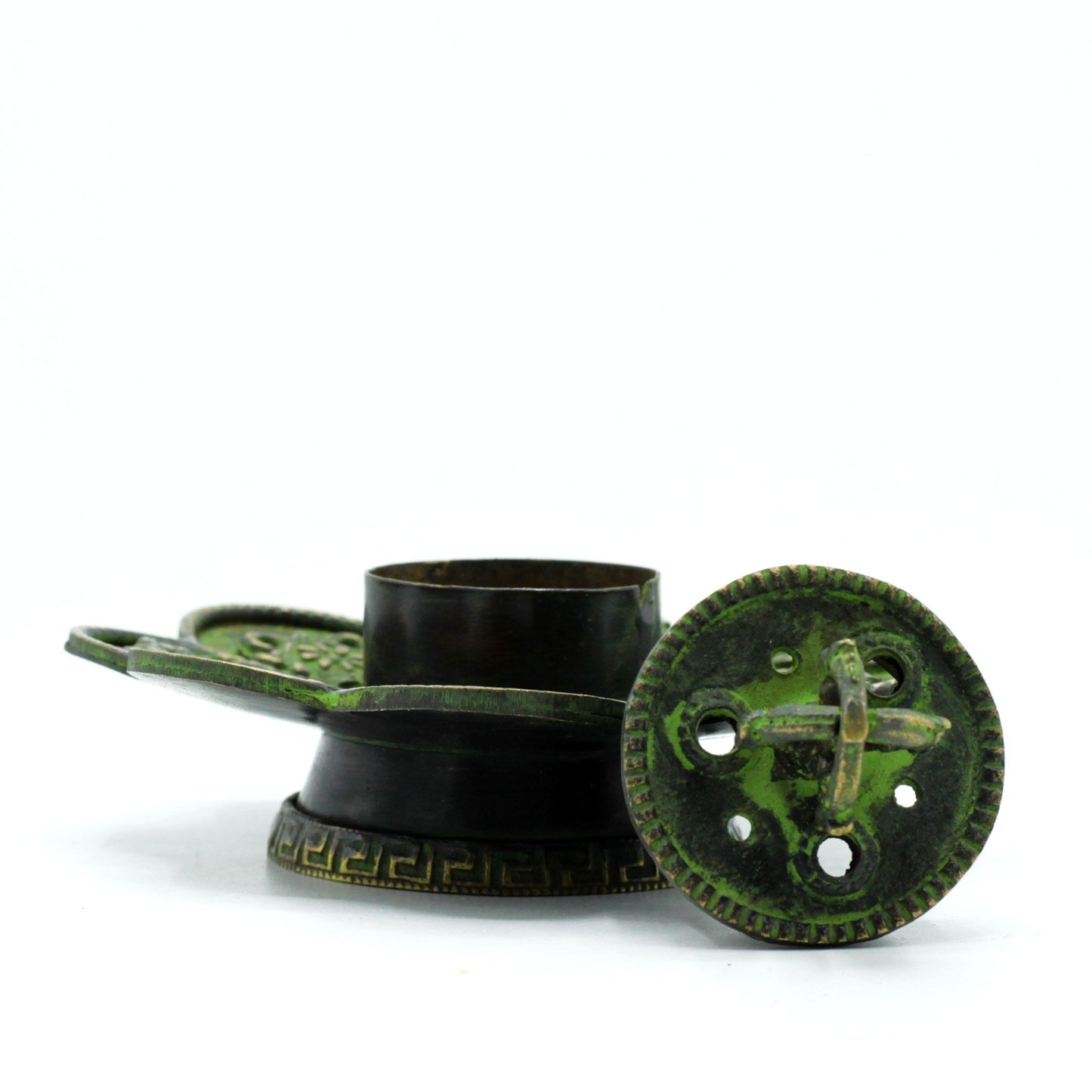 Tibetischer Räucherkegel und Räucherstäbchenhalter aus Messing mit Patina und acht Symbolen