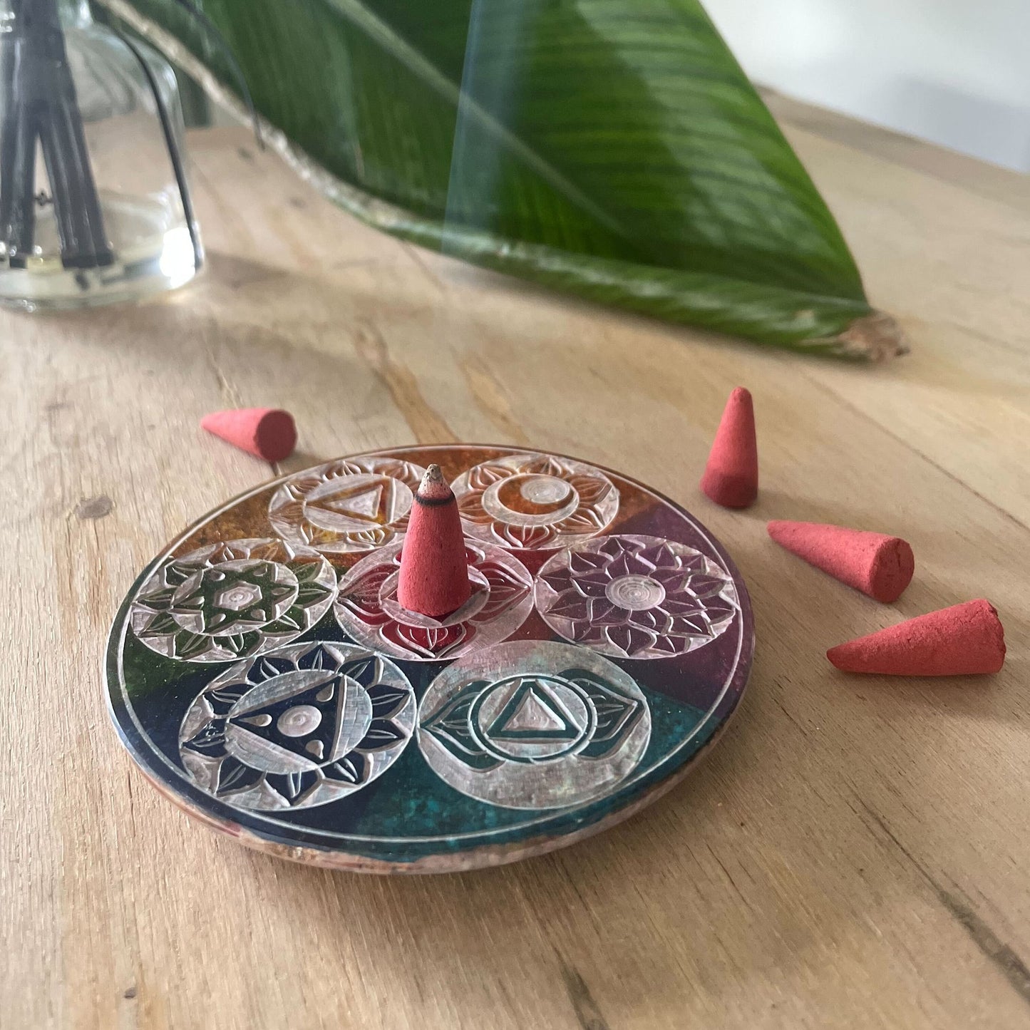 Runde Räucherhalterplatte aus Speckstein 10cm Sieben Chakra