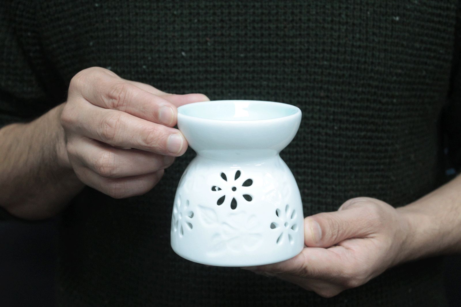 Weiße Keramik Duftlampe mit floralem Muster für ätherische Öle und Duftwachs