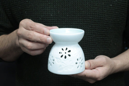Weiße Keramik Duftlampe mit floralem Muster für ätherische Öle und Duftwachs