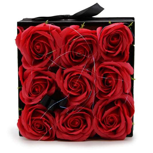 Seifenblumen Geschenkstrauß mit 9 Rote Rosen in Quadratische Box