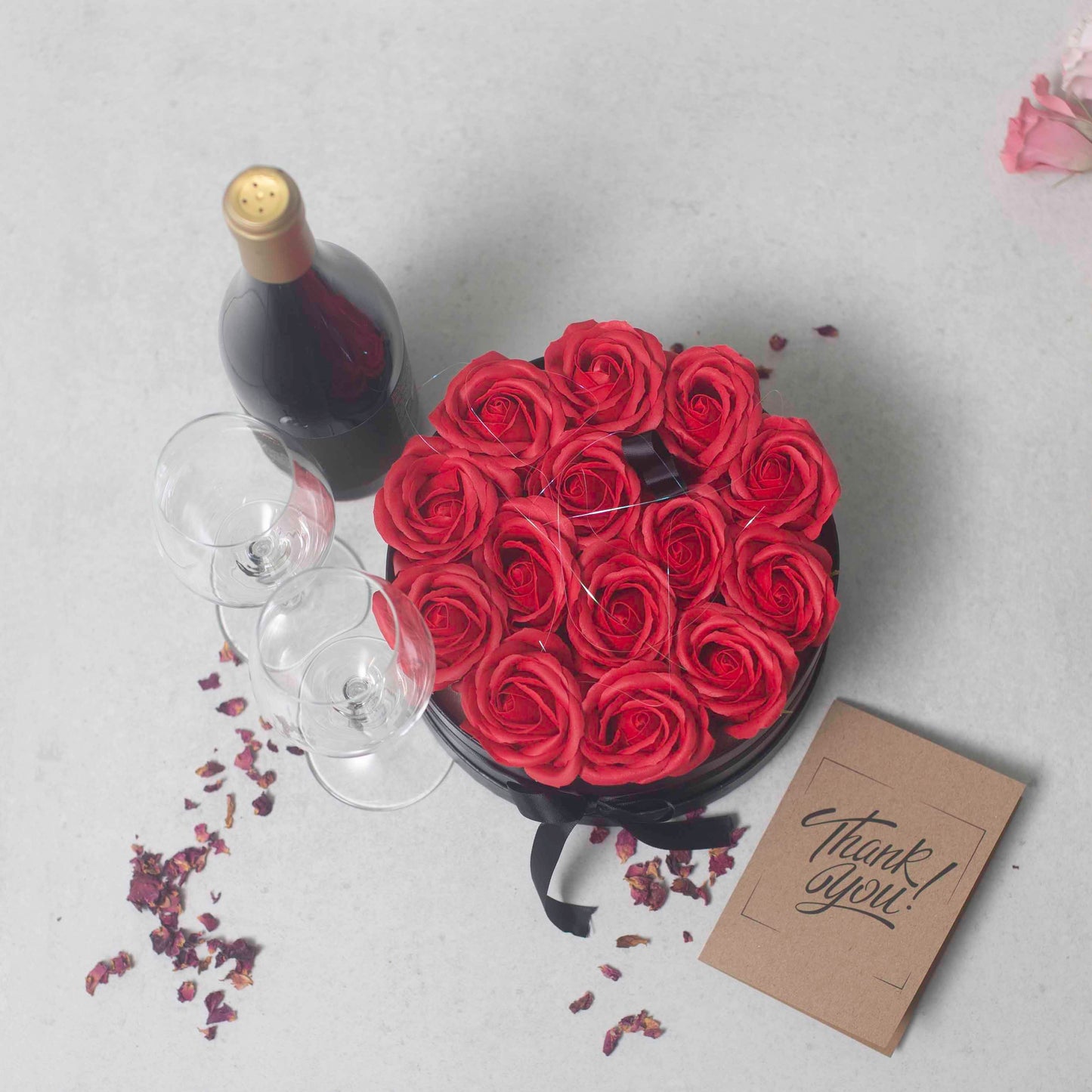 Seifenblumen Geschenkstrauß mit 14 Rote Rosen in Runde Box