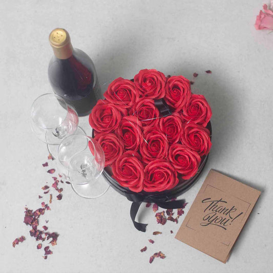 Seifenblumen Geschenkstrauß mit 14 Rote Rosen in Runde Box