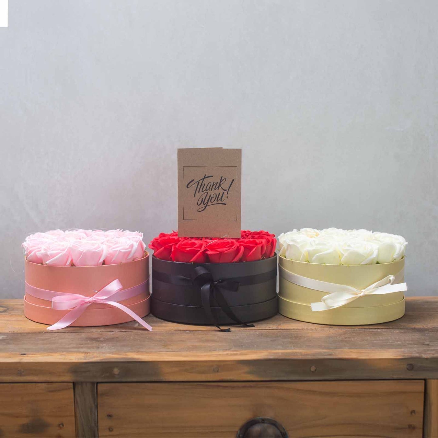 Seifenblumen Geschenkstrauß mit 9 Rosa Rosen in Quadratische Box