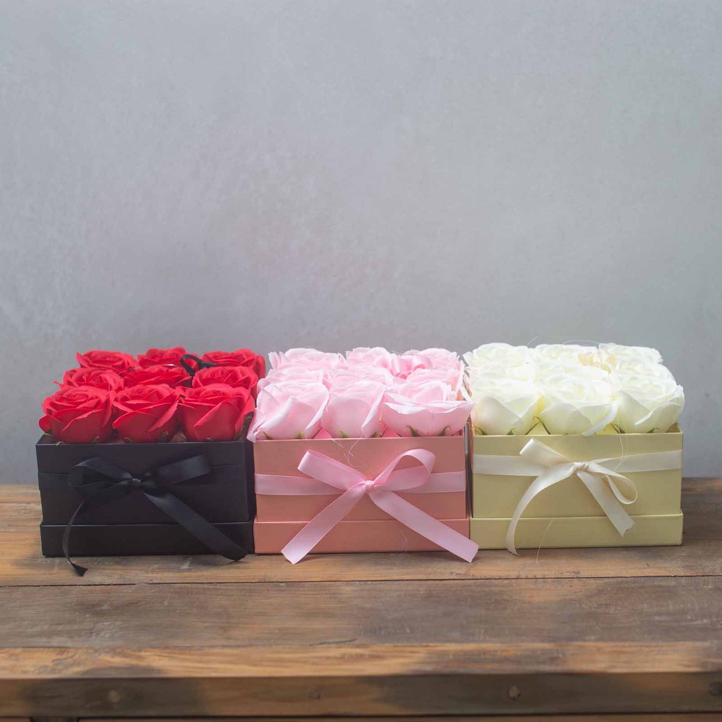 Seifenblumen Geschenkstrauß mit 9 Rosa Rosen in Quadratische Box