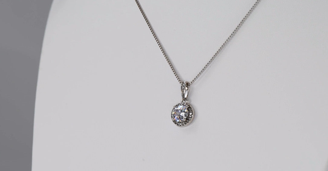 Echte besonderer Schmuck mit persünliche Nachrichtkarte und mit Zirkonia Stein.