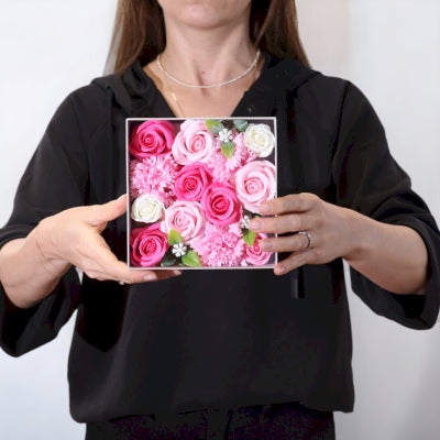 Quadratische Seifenblumen Geschenkbox Babyglück Rosas