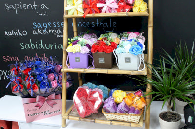 Geschenkset mit 9 Seifenblumen Lavendelrosen