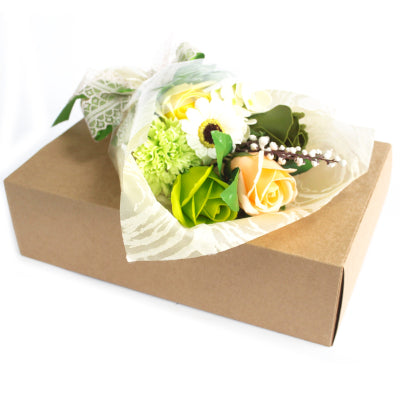 Handgebundener Seifenblumenstrauß in Geschenkbox Grün