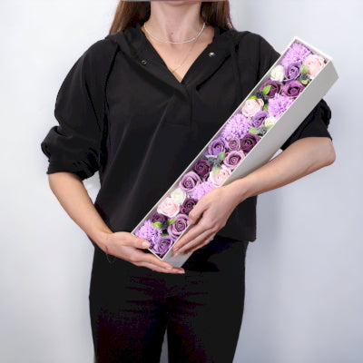 Extralange Seifenblumen Geschenkbox Lavendelfarbene Rose und Nelke