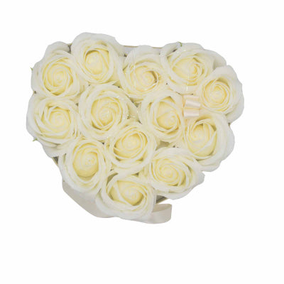 Seifenblumen Geschenkstrauß mit 13 Cremefarbene Rosen in Herzbox