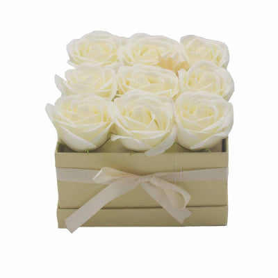 Seifenblumen Geschenkstrauß mit 9 Cremefarbene Rosen in Quadratische Box