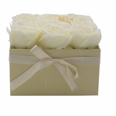Seifenblumen Geschenkstrauß mit 9 Cremefarbene Rosen in Quadratische Box