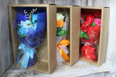Handgebundener Seifenblumenstrauß in Geschenkbox Rot