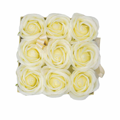 Seifenblumen Geschenkstrauß mit 9 Cremefarbene Rosen in Quadratische Box