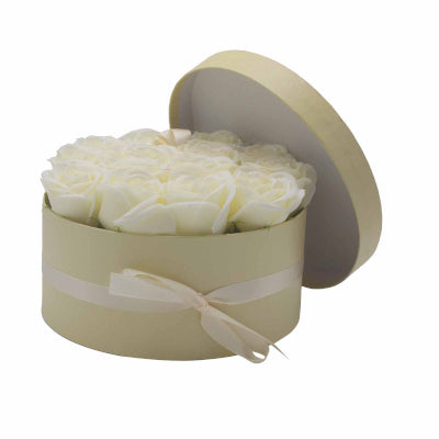 Seifenblumen Geschenkstrauß mit 14 Cremefarbene Rosen in Runde Box