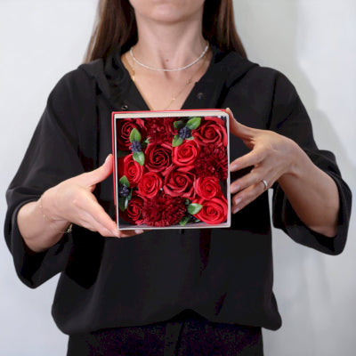 Quadratische Seifenblumen Geschenkbox Klassische rote Rosen