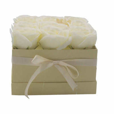 Seifenblumen Geschenkstrauß mit 9 Cremefarbene Rosen in Quadratische Box