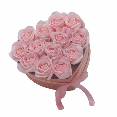 Seifenblumen Geschenkstrauß mit 13 Rosa Rosen in Herzbox