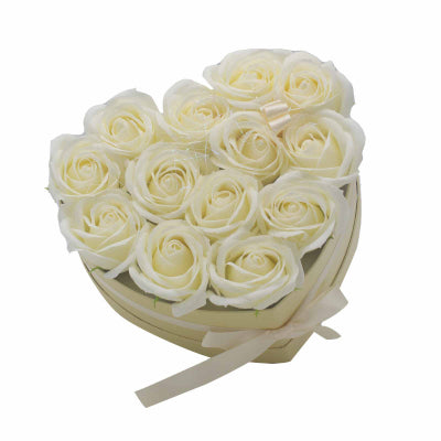 Seifenblumen Geschenkstrauß mit 13 Cremefarbene Rosen in Herzbox