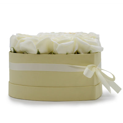 Seifenblumen Geschenkstrauß mit 13 Cremefarbene Rosen in Herzbox