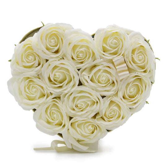 Seifenblumen Geschenkstrauß mit 13 Cremefarbene Rosen in Herzbox