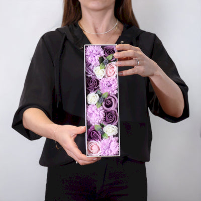 Lange Seifenblumen Geschenkbox Lavendelfarbene Rose und Nelke