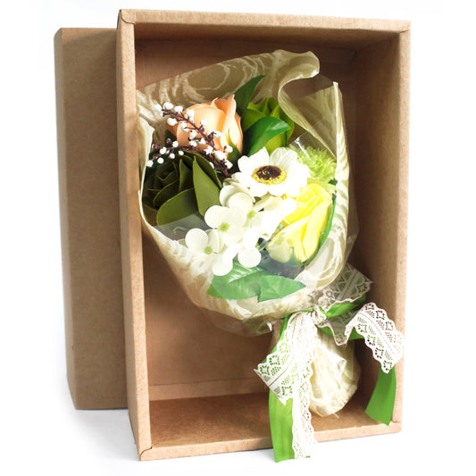 Handgebundener Seifenblumenstrauß in Geschenkbox Grün