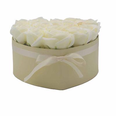 Seifenblumen Geschenkstrauß mit 13 Cremefarbene Rosen in Herzbox