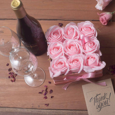 Seifenblumen Geschenkstrauß mit 13 Rosa Rosen in Herzbox