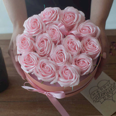 Seifenblumen Geschenkstrauß mit 13 Rosa Rosen in Herzbox