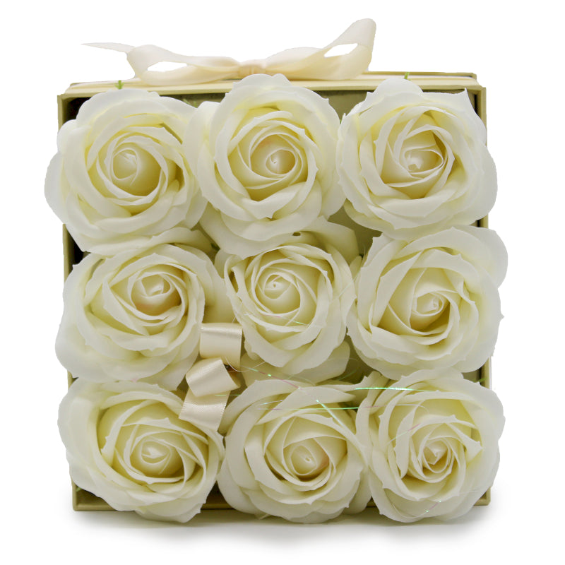 Seifenblumen Geschenkstrauß mit 9 Cremefarbene Rosen in Quadratische Box