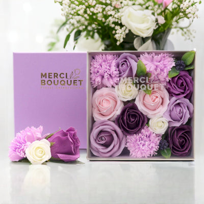 Quadratische Seifenblumen Geschenkbox Lavendelfarbene Rose und Nelke