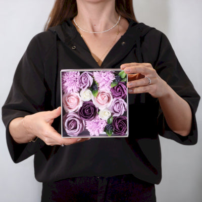 Quadratische Seifenblumen Geschenkbox Lavendelfarbene Rose und Nelke