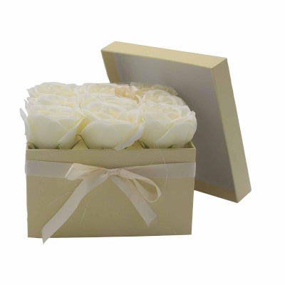 Seifenblumen Geschenkstrauß mit 9 Cremefarbene Rosen in Quadratische Box