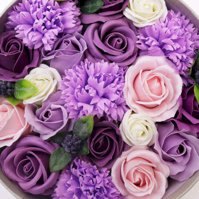 Runde Seifenblumen Geschenkbox Lavendelfarbene Rose und Nelke
