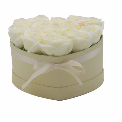 Seifenblumen Geschenkstrauß mit 13 Cremefarbene Rosen in Herzbox