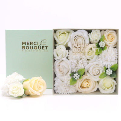 Quadratische Seifenblumen Geschenkbox Hochzeitsglück Weiß und Elfenbein