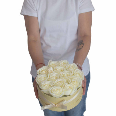 Seifenblumen Geschenkstrauß mit 13 Cremefarbene Rosen in Herzbox