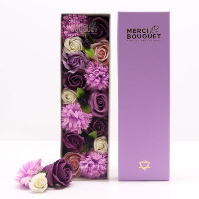 Lange Seifenblumen Geschenkbox Lavendelfarbene Rose und Nelke
