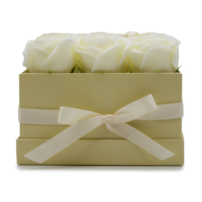 Seifenblumen Geschenkstrauß mit 9 Cremefarbene Rosen in Quadratische Box