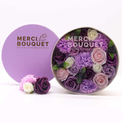 Runde Seifenblumen Geschenkbox Lavendelfarbene Rose und Nelke