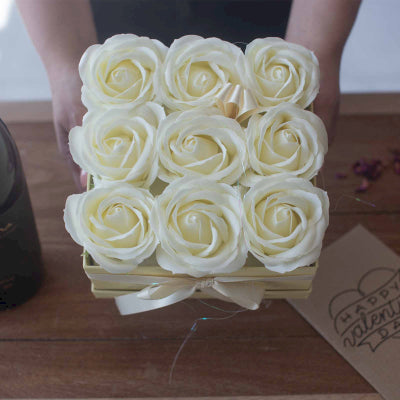Seifenblumen Geschenkstrauß mit 14 Cremefarbene Rosen in Runde Box